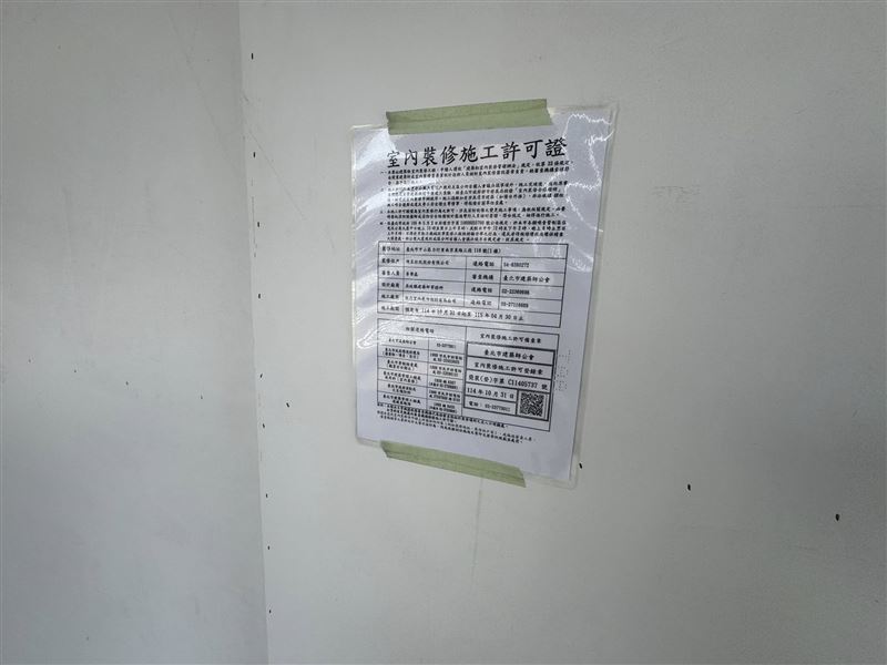 瑞幸咖啡疑似準備在台北開設第二家店，繼南京復興後，南京龍江也被發現張貼招募與施工許可。經濟部表示尚未接獲設立申請，強調將依法審查資金來源與營運架構，密切關注是否涉及中資。（圖／記者師瑞德攝影）