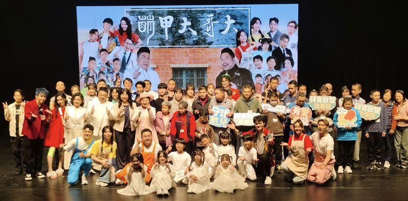 白冰冰（中）也到場支持，給子弟兵點讚。（圖／長興影視提供）