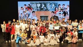 白冰冰（中）也到場支持，給子弟兵點讚。（圖／長興影視提供）