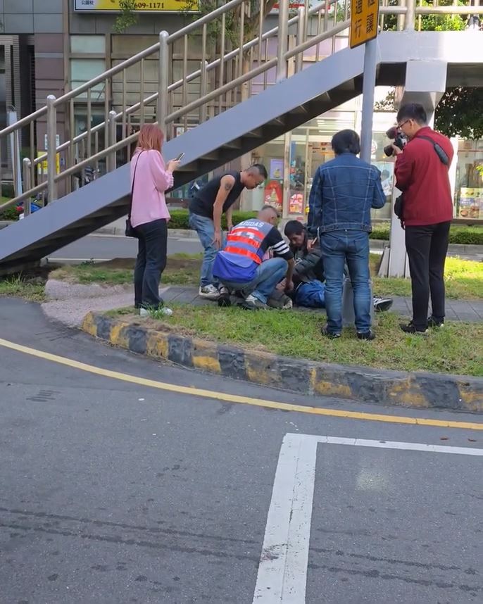 工作人員對假人急救。（圖／翻攝自翁家明IG）