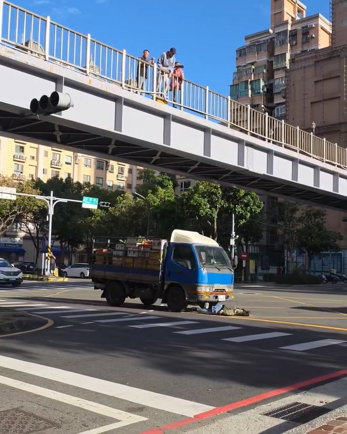 楊皓崴替身假人遭貨車輾過。（圖／翻攝自翁家明IG）