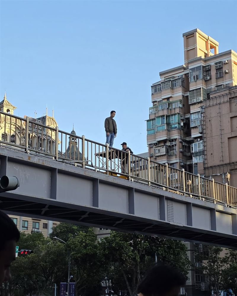 楊皓崴「墜樓」畫面曝光。（圖／翻攝自翁家明IG）