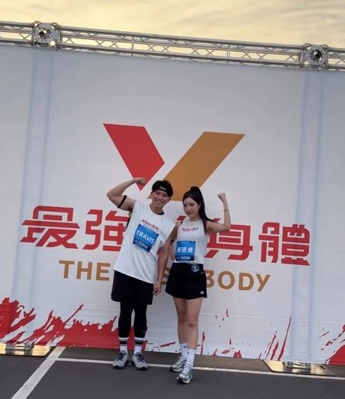 南珉貞和Travis一起錄製運動實境節目。（圖／翻攝自Threads @travis_wwchu）