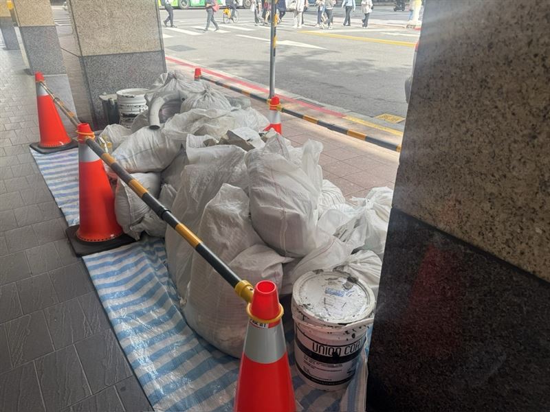 瑞幸咖啡疑似準備在台北開設第二家店，繼南京復興後，南京龍江也被發現張貼招募與施工許可。經濟部表示尚未接獲設立申請，強調將依法審查資金來源與營運架構，密切關注是否涉及中資。（圖／記者師瑞德攝影）