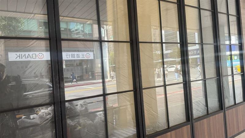 瑞幸咖啡疑似準備在台北開設第二家店，繼南京復興後，南京龍江也被發現張貼招募與施工許可。經濟部表示尚未接獲設立申請，強調將依法審查資金來源與營運架構，密切關注是否涉及中資。（圖／記者師瑞德攝影）