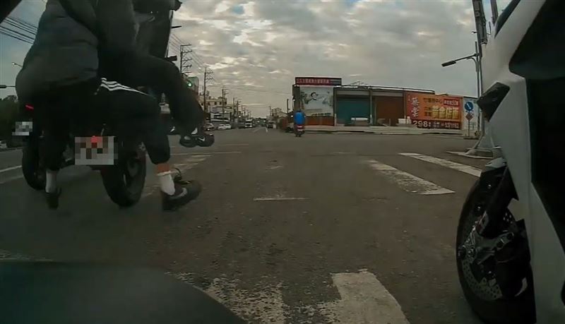 機車在路口綠燈一起步，因猛力催油門導致翹孤輪失控，後座乘客差點往後摔。(圖／翻攝自記者爆料網)