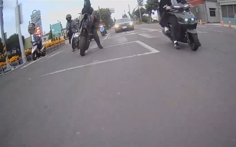 騎士猛力狂催油門，竟導致機車前輪翹起，差點發生意外。(圖／翻攝自記者爆料網)