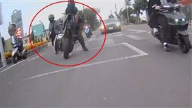  彰化市彰水路，普通機車起步翹孤輪，失控暴衝，騎士死命拉車翻倒重摔(圖／翻攝自記者爆料網)
