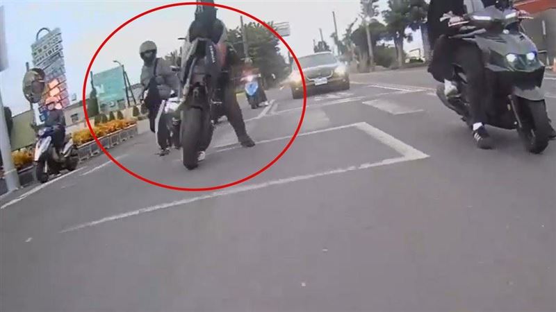 油門催太猛翹孤輪暴衝　機車90度滑行狠摔