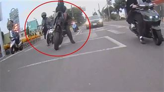 油門催太猛翹孤輪暴衝　機車90度滑行狠摔