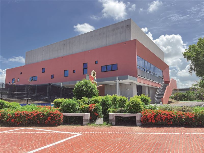 沙崙國際高中體育館以紅磚復古立面呼應臺南古城意象，並透過高綠覆面積，讓整座校園是一座充滿歡笑的森林