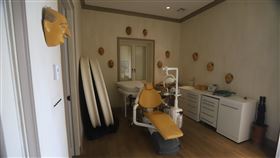 艾普斯坦在私人島嶼中的其中一間房內擺放牙醫診療椅，周圍牆上還掛滿男臉面具。（圖／翻攝自X平台 @OversightDems）