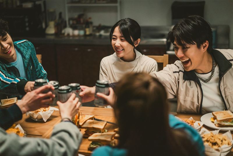 邵雨薇和「青春五人幫」一起共度溫馨的劇場時光。（圖／風暴國際股份有限公司提供）