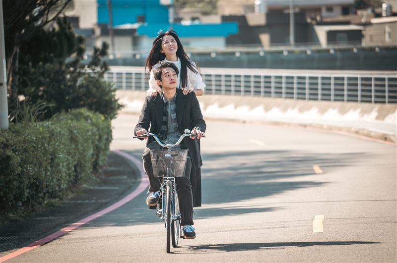 初孟軒騎腳踏車載著邵雨薇，畫面青春洋溢，但拍攝時必須忍著寒風吹拂。（圖／風暴國際股份有限公司提供）