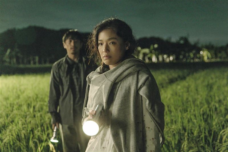 舒淇（右）為了真實詮釋角色，不僅素顏入戲、深入農村生活，更苦練嶺南粵語，左為男主角白客。（圖／采昌國際多媒體提供）