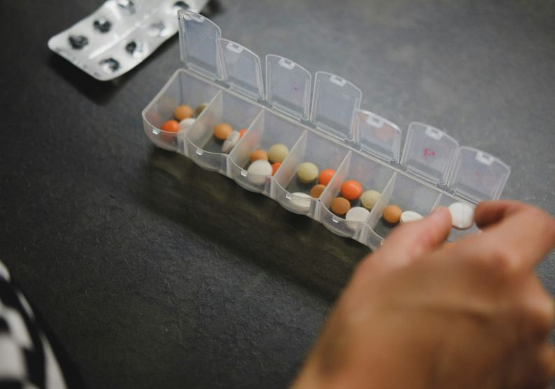 你可知道家裡藥箱裡的藥品，與中國的關聯有多深？一場「醫藥霸權」的無聲進擊正在上演。 unsplash by laurynasm（圖／遠見雜誌提供）