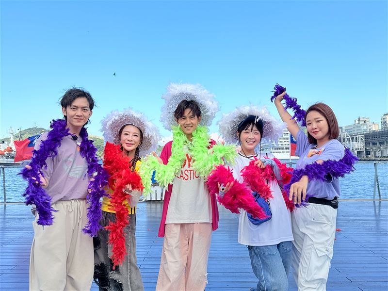 左起郭忠祐、楊繡惠、阿翔、籃籃以及賴慧如。（圖／民視提供）