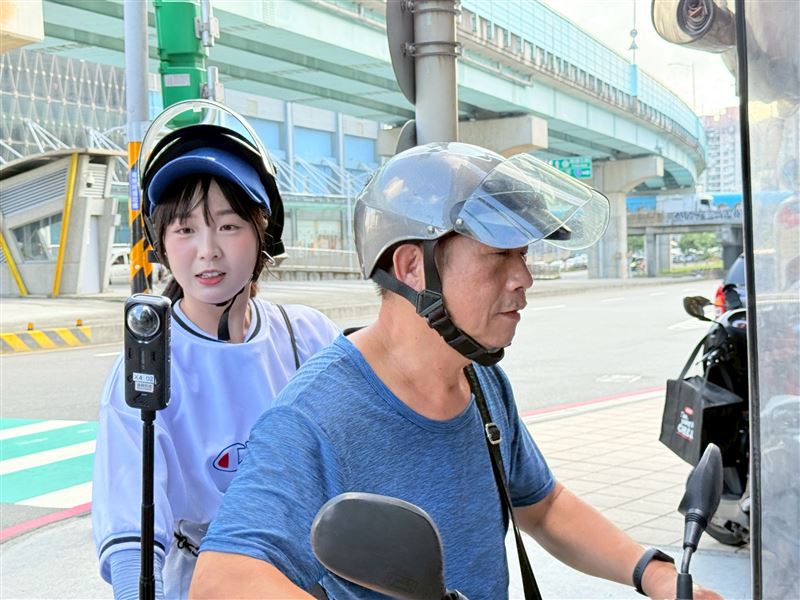 籃籃被摩托車阿伯「丟包」半路超爆笑！（圖／民視提供）