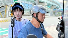 籃籃被摩托車阿伯「丟包」半路超爆笑！（圖／民視提供）