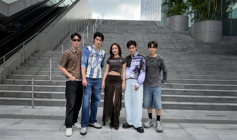 （左起）周予天、羅宏正、周曉涵、張立昂、石知田前進新加坡。（圖／KC GLOBAL MEDIA ASIA提供）