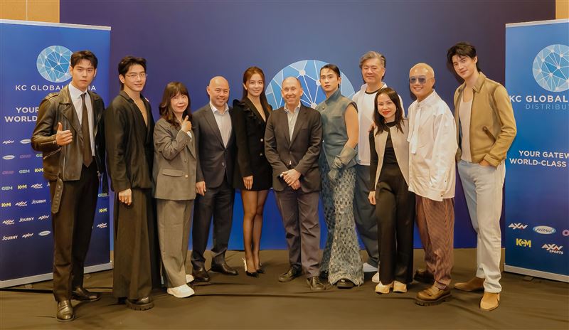 （左起）周予天、張立昂、監製張正芬、George Chien AXN總裁暨執行長、演員周曉涵、Andy Kaplan 董事長、石知田、導演郝心翔、Bonnie Wiryani 內容行銷暨銷售副總裁、監製辛誌諭、演員羅宏正。（圖／KC GLOBAL MEDIA ASIA提供）