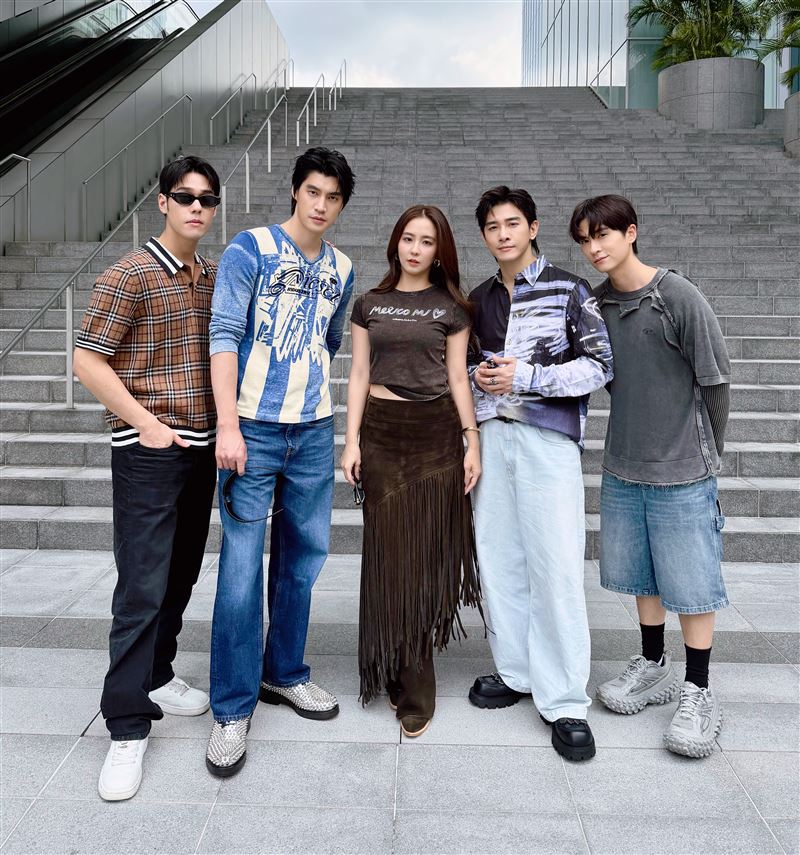 周曉涵（中）高喊：「這些帥哥都替我工作」。（圖／KC GLOBAL MEDIA ASIA提供）