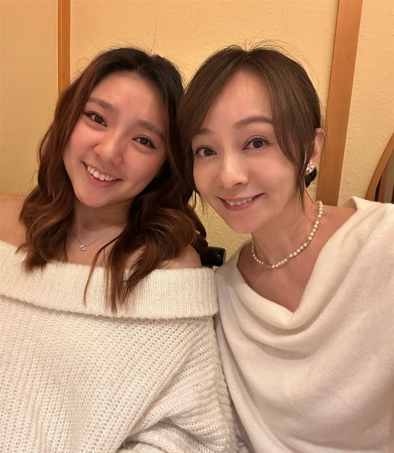 王仁甫和季芹的女兒滿19歲，全家一起開心慶生。（圖／翻攝自季芹IG）