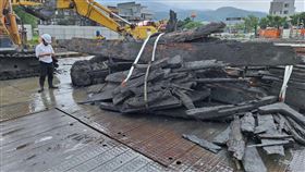 宜蘭挖出檜木木質構件　縣府初判應為漂流木宜蘭縣頭城鎮一處建築工地挖出一批檜木木質構件，縣府3日表示，根據相關時間點與材質，初判應是昔日漂流木，之後被人加工改造為其他用途，但為求審慎，後續將再邀考古遺址專家學者現勘。（宜蘭縣文化局提供）中央社記者沈如峰宜蘭縣傳真 114年12月3日