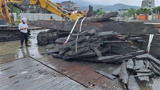 宜蘭挖到疑似古船　縣府初判為漂流木