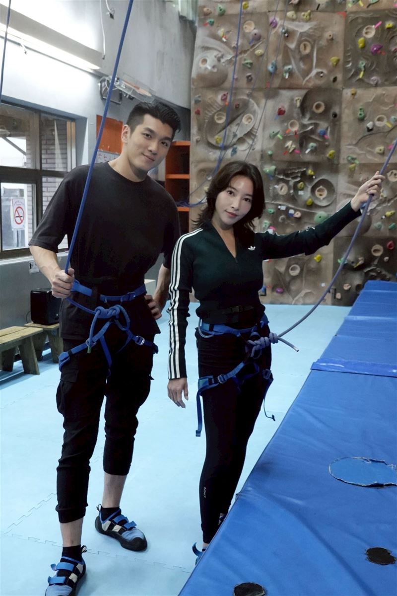 張家瑋分享吻戲SOP。（圖／民視提供）