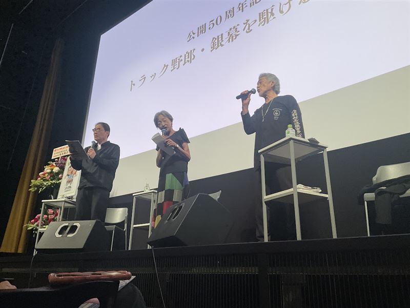 中島豐（中）7月參加座談會，身影枯瘦如材。（圖／翻攝自X）