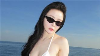 舒子晨辣穿白色比基尼！好身材全看光