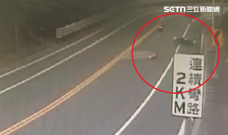 陳姓騎士行經該路段時，疑似未察覺前方路況變化，先撞上交通錐後重心失衡，機車隨即向左側翻覆。由於撞擊力道猛烈，陳男整個人被拋飛。（圖／翻攝畫面）