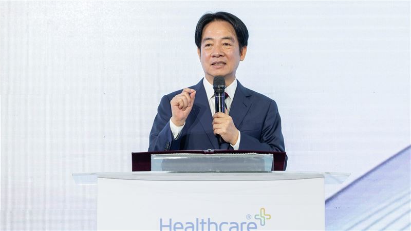 賴清德總統。他於4日凌晨，以預錄影像的方式，參加了《紐約時報》的年度盛事「DealBook Summit」。他於該專訪中，拋出台灣幫助中國解決經濟困難，但實質上台灣經濟苦於過度依賴高科技產業，絕大多數人民無感的窘境。（圖／總統府提供）