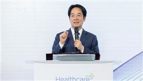 賴清德總統。他於4日凌晨，以預錄影像的方式，參加了《紐約時報》的年度盛事「DealBook Summit」。他於該專訪中，拋出台灣幫助中國解決經濟困難，但實質上台灣經濟苦於過度依賴高科技產業，絕大多數人民無感的窘境。（圖／總統府提供） 