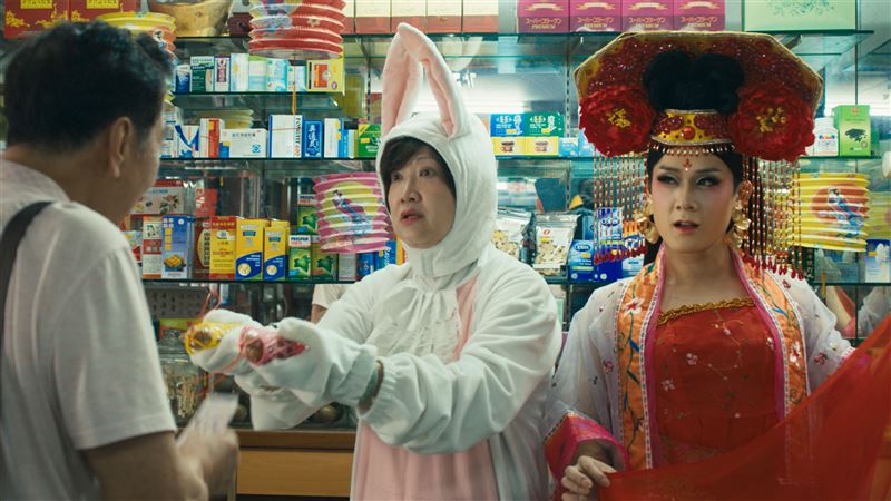 《好孩子》用可愛幽默的方式描述變裝皇后阿好和他失智媽媽的奇幻生活之旅。（圖／甲上娛樂提供）