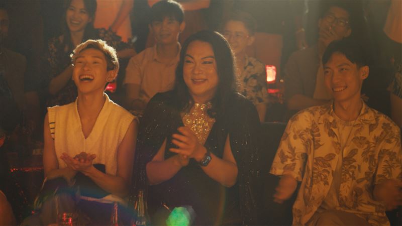 故事原型人物、變裝皇后阿真（中）在《好孩子》客串演出脫口秀觀眾。（圖／甲上娛樂提供）