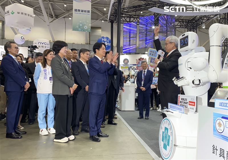 總統賴清德至退輔會榮民醫療體系展區了解機器人設備於醫療院所之應用。(圖/翻攝畫面)