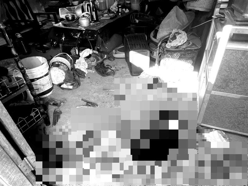 彰化老翁頭部遭受鐵器重創，倒臥血泊中。(圖／翻攝畫面)