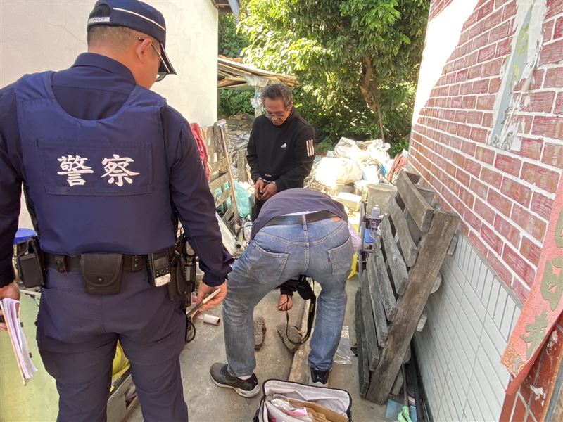 行兇的45歲李姓嫌犯，前一晚跟老翁喝酒聚餐，不料隔天竟出手打傷老翁。(圖／翻攝畫面)