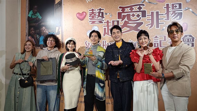 陳子強（右起）、唐玲、陳謙文等眾藝人做公益義賣。（圖／記者鍾智凱攝影）