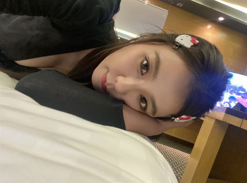 周曉涵躺床曬「邪惡視角」。（圖／翻攝自臉書）