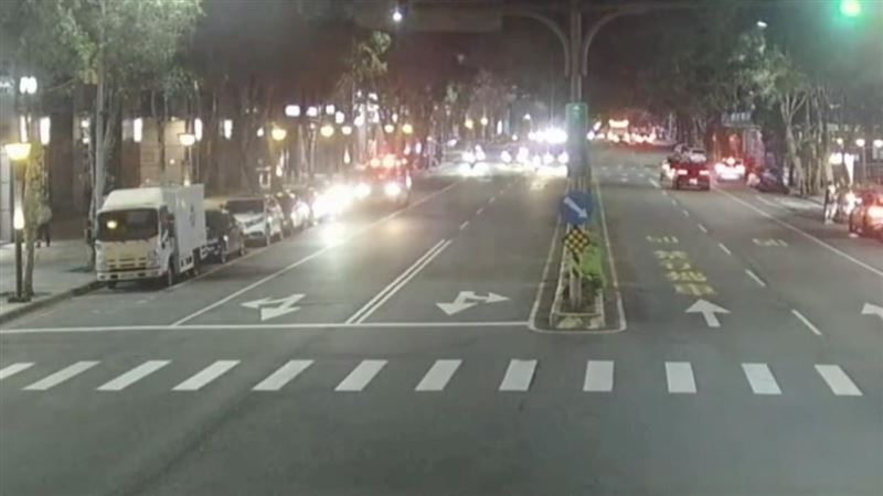 新北老翁倒臥社區三溫暖亡，疑為心因性休克導致死亡。（圖／翻攝畫面）