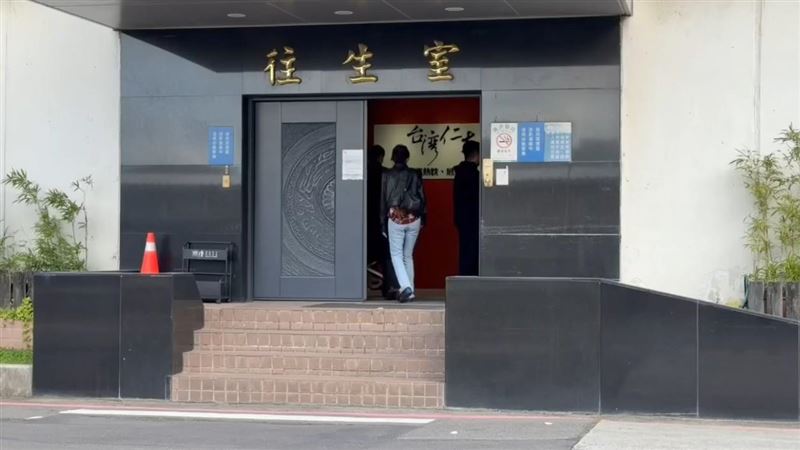 新北老翁倒臥社區三溫暖亡，疑為心因性休克導致死亡。（圖／翻攝畫面）