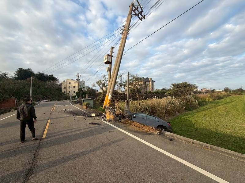 苗栗後龍一名54歲男駕駛，不明原因高速撞上電桿，車輛翻落農田。(圖／翻攝畫面)