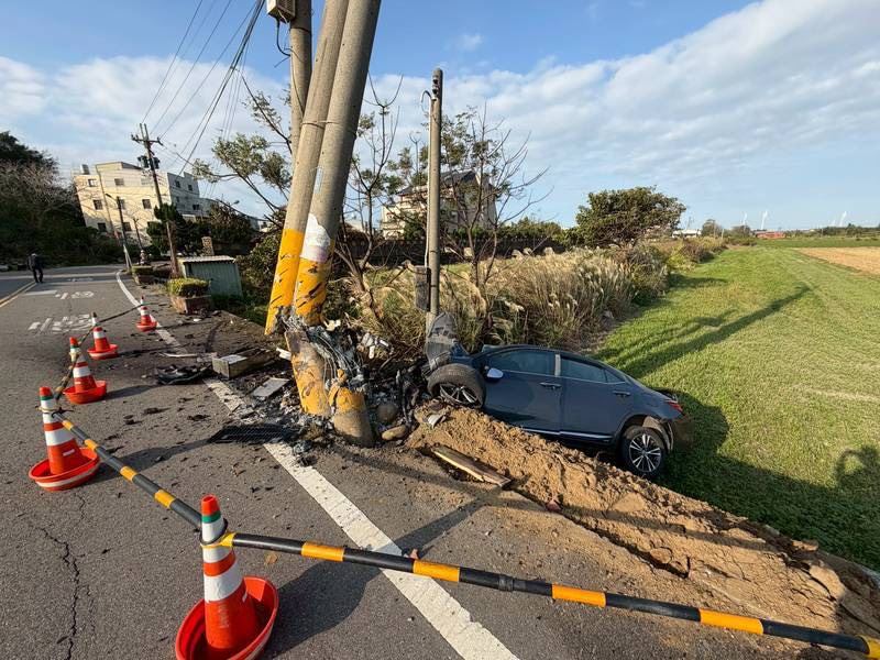 電桿底座遭撞斷，轎車車頭幾乎全毀，輪胎與車身脫離、變形。(圖／翻攝畫面)