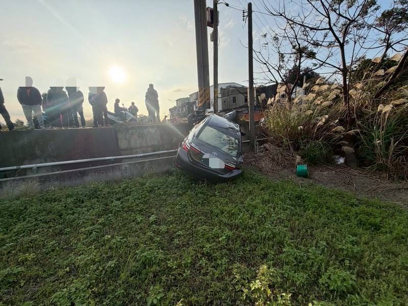 男駕駛一見到救護人員抵達，竟棄車逃跑，最後在距車禍現場200公尺處，頸部失血倒地。(圖／翻攝畫面)