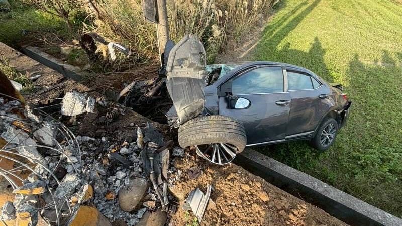 高速自撞電桿！駕駛拒救下車逃頸濺血命危