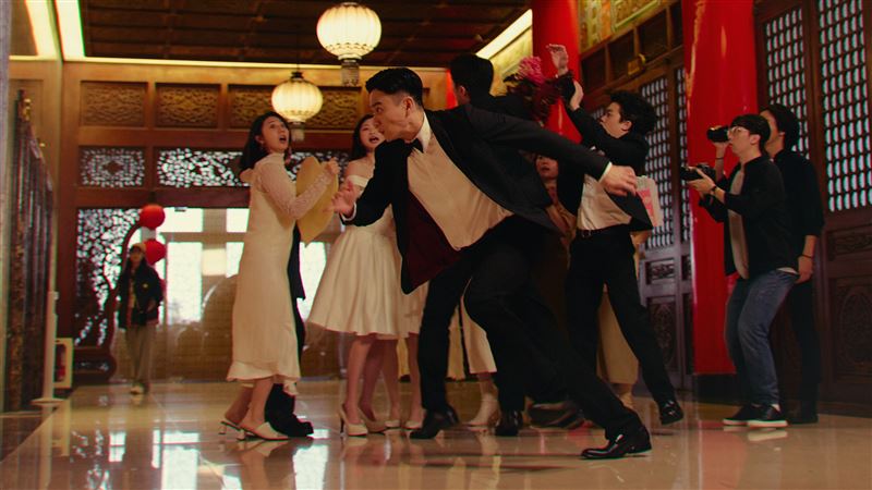 劉冠廷「一天兩場婚禮」崩潰忙翻。（圖／水花電影提供）