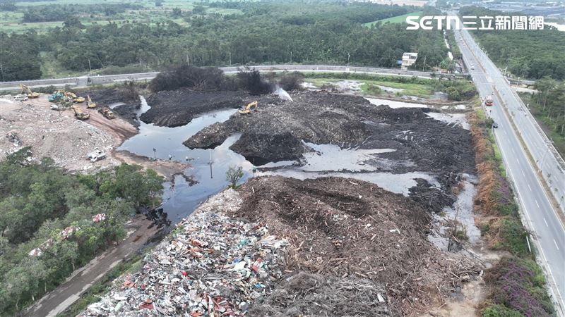 台南後壁區烏樹林暫置場大火滅了，現場空拍畫面曝光。（圖／南市府提供）
